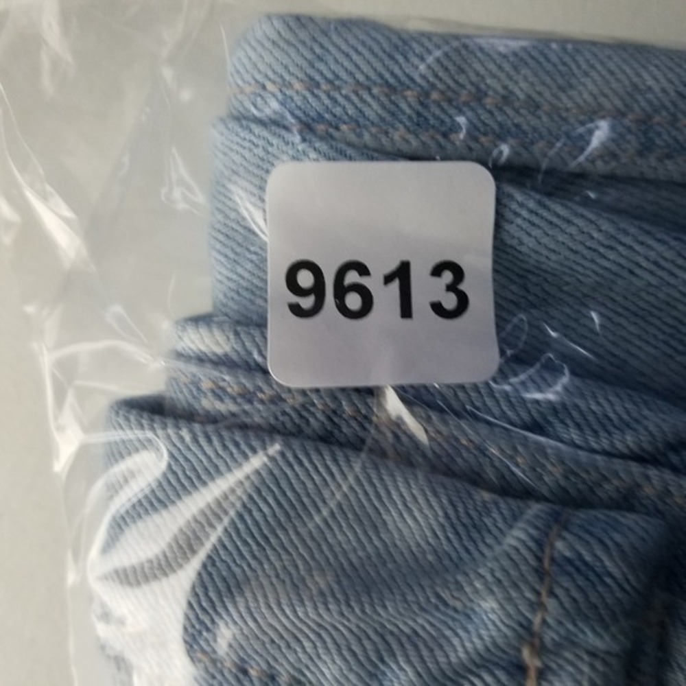 American Eagle Mom Jean Light Wash Distressed High Waisted Denim Blue 4 Short - Picture 11 of 11